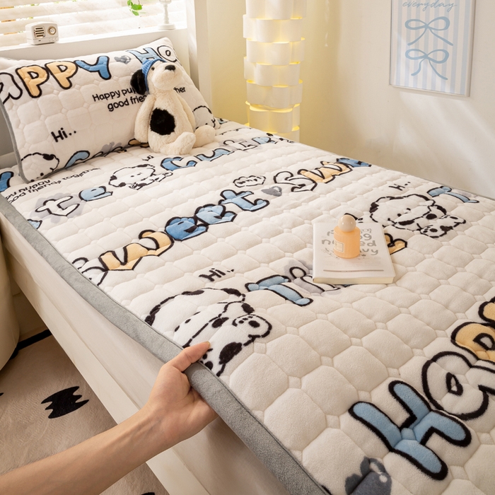 91家纺网 家纺一手货源 找家纺 （总）宅部落 2025新款学生宿舍牛奶绒床垫保暖床褥子夹棉加厚印花床护垫,happy狗狗,hello猫咪,hello小熊,奔跑小汪,猫咪乐园,宝丽熊,快乐星球,熊猫格,梦空间,熊的脚印,蘑菇小兔,享受生活,花丛小兔,小恐龙,绿心熊,草莓兔,花韵,炫彩,兰兰花,时尚之约,英伦时尚,蓝调,格韵,粉小格,蓝小格,简约生活,熔岩橙,粉色,灰色,浅玉,魔法格