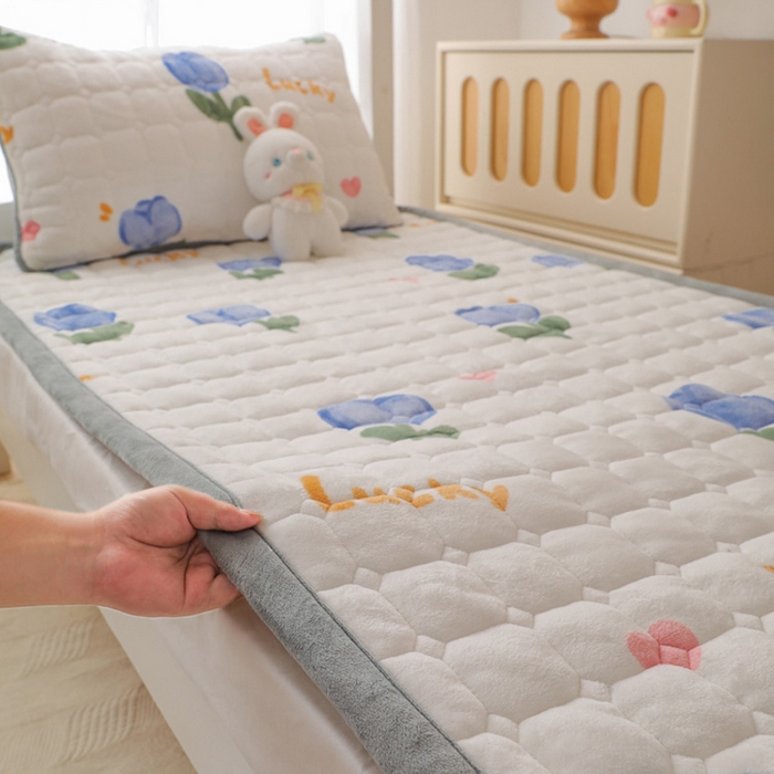 91家纺网 家纺一手货源 找家纺 （总）宅部落 2025新款学生宿舍牛奶绒床垫保暖床褥子夹棉加厚印花床护垫