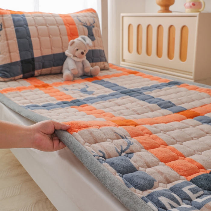 91家纺网 家纺一手货源 找家纺 （总）宅部落 2025新款学生宿舍牛奶绒床垫保暖床褥子夹棉加厚印花床护垫