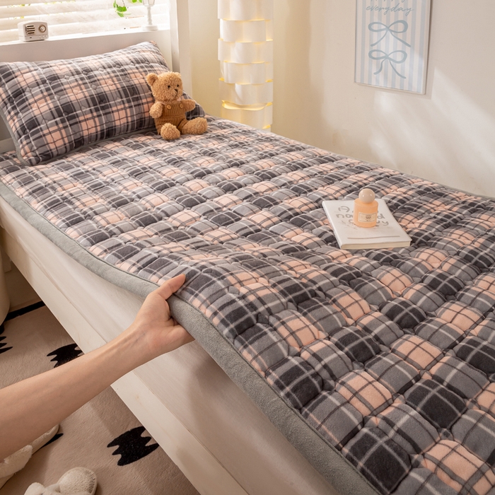 91家纺网 家纺一手货源 找家纺 （总）宅部落 2025新款学生宿舍牛奶绒床垫保暖床褥子夹棉加厚印花床护垫