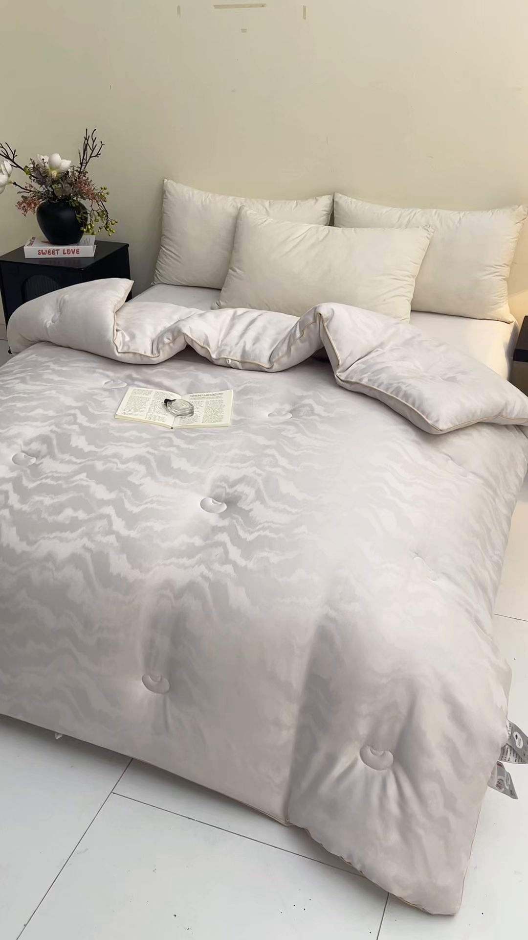 91家纺网 家纺一手货源 找家纺 寐居家纺 2025新款莫代尔提花被子被芯 云馥-灰