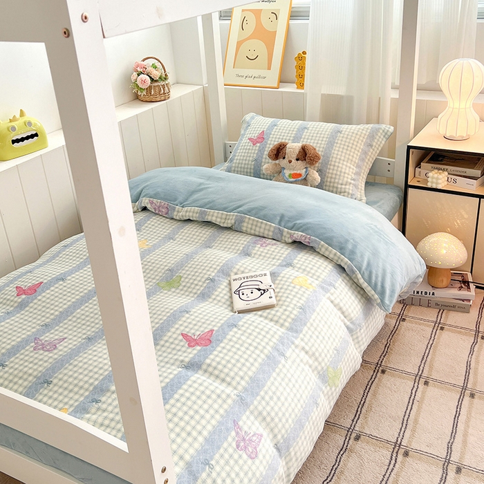 91家纺网 家纺一手货源 找家纺 卡普二店 2024新款牛奶绒学生三件套系列 蝶舞格韵