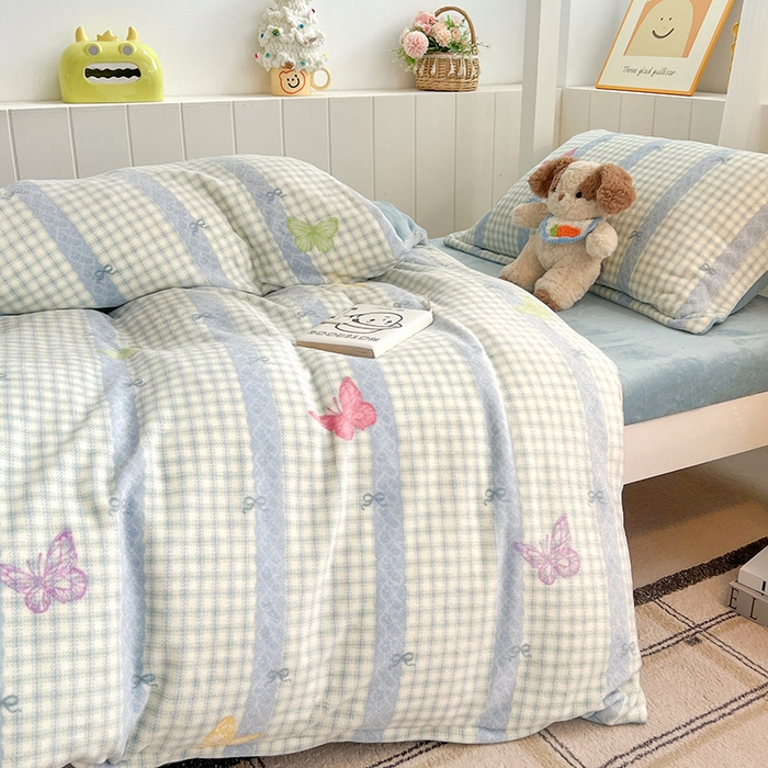 91家纺网 家纺一手货源 找家纺 卡普二店 2024新款牛奶绒学生三件套系列 蝶舞格韵