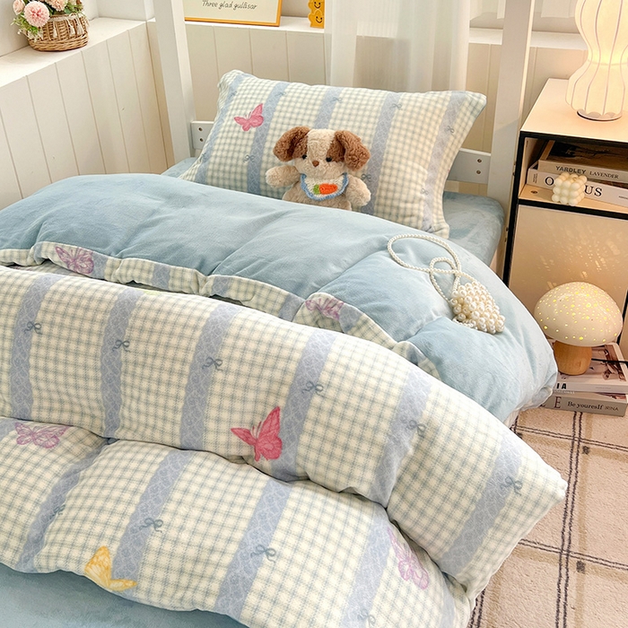 91家纺网 家纺一手货源 找家纺 卡普二店 2024新款牛奶绒学生三件套系列 蝶舞格韵