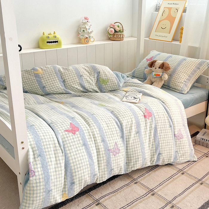 91家纺网 家纺一手货源 找家纺 卡普二店 2024新款牛奶绒学生三件套系列 蝶舞格韵