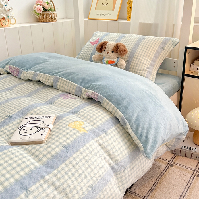 91家纺网 家纺一手货源 找家纺 卡普二店 2024新款牛奶绒学生三件套系列 蝶舞格韵