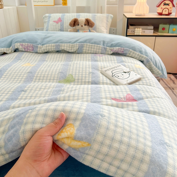 91家纺网 家纺一手货源 找家纺 卡普二店 2024新款牛奶绒学生三件套系列 蝶舞格韵