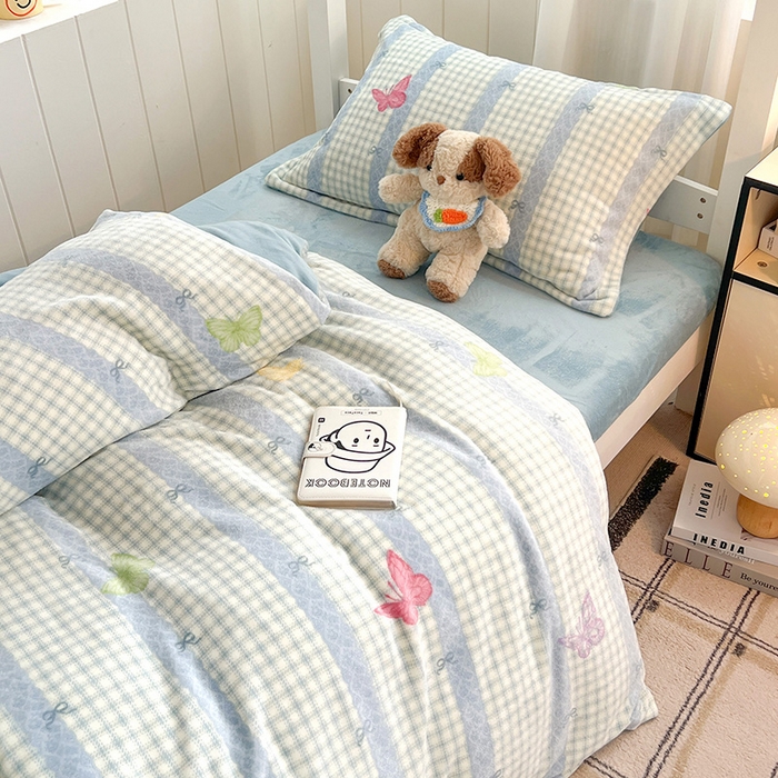 91家纺网 家纺一手货源 找家纺 卡普二店 2024新款牛奶绒学生三件套系列 蝶舞格韵