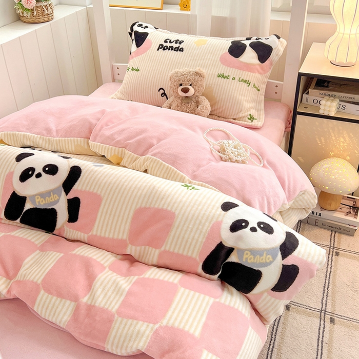 91家纺网 家纺一手货源 找家纺 卡普二店 2024新款牛奶绒学生三件套系列 粉熊猫