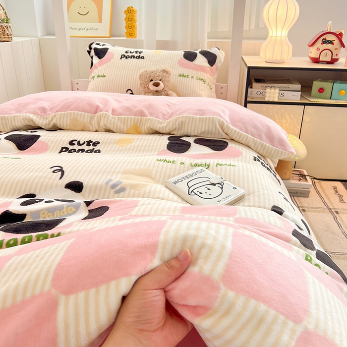 91家纺网 家纺一手货源 找家纺 卡普二店 2024新款牛奶绒学生三件套系列 粉熊猫