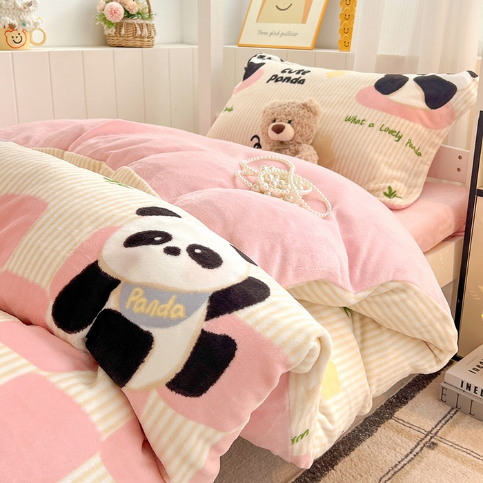 91家纺网 家纺一手货源 找家纺 卡普二店 2024新款牛奶绒学生三件套系列 粉熊猫