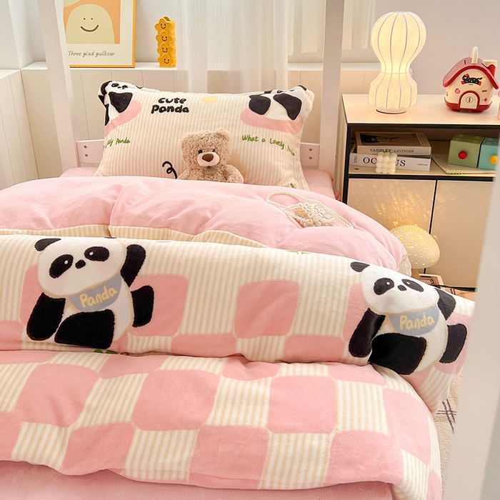 91家纺网 家纺一手货源 找家纺 卡普二店 2024新款牛奶绒学生三件套系列 粉熊猫