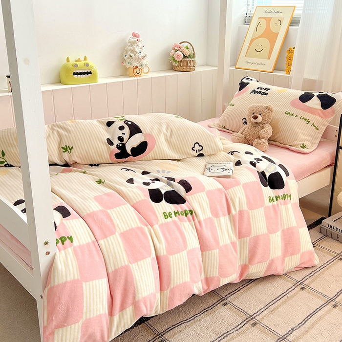 91家纺网 家纺一手货源 找家纺 卡普二店 2024新款牛奶绒学生三件套系列 粉熊猫