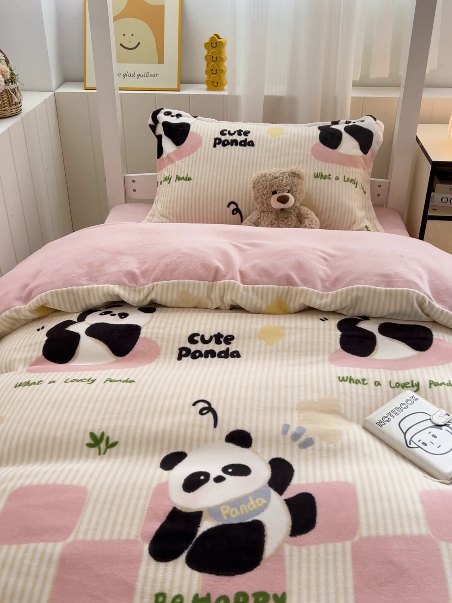 91家纺网 家纺一手货源 找家纺 卡普二店 2024新款牛奶绒学生三件套系列 粉熊猫