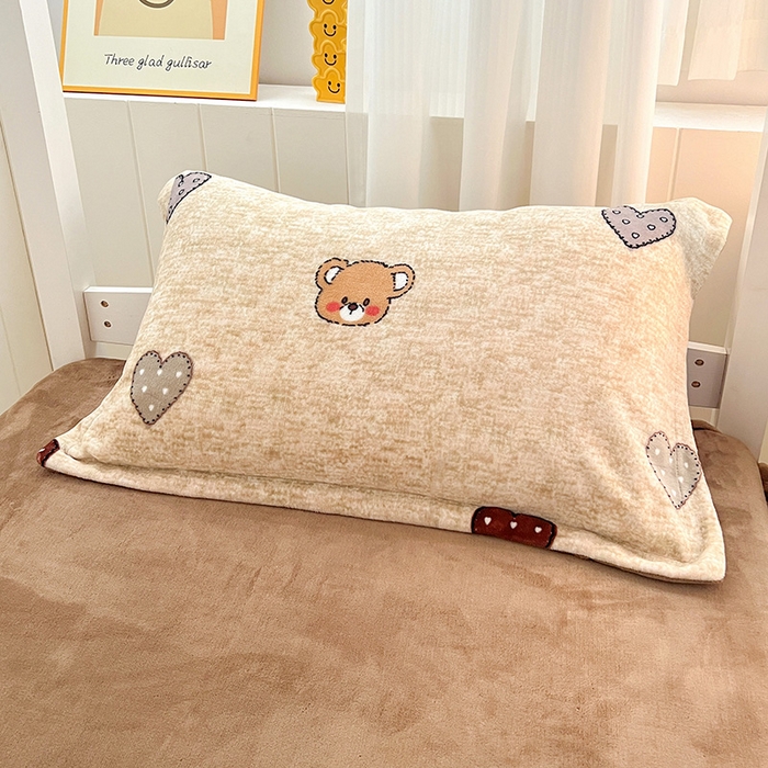 91家纺网 家纺一手货源 找家纺 卡普二店 2024新款牛奶绒学生三件套系列 萌萌熊