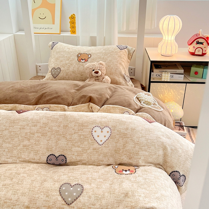 91家纺网 家纺一手货源 找家纺 卡普二店 2024新款牛奶绒学生三件套系列 萌萌熊