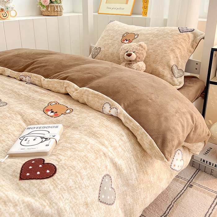 91家纺网 家纺一手货源 找家纺 卡普二店 2024新款牛奶绒学生三件套系列 萌萌熊