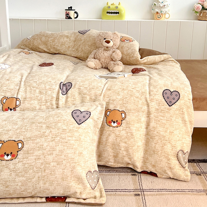 91家纺网 家纺一手货源 找家纺 卡普二店 2024新款牛奶绒学生三件套系列 萌萌熊