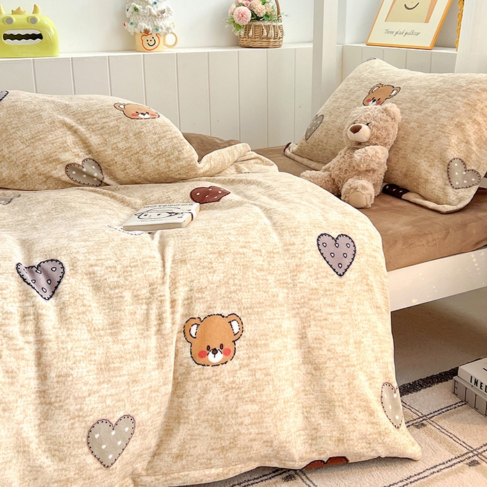 91家纺网 家纺一手货源 找家纺 卡普二店 2024新款牛奶绒学生三件套系列 萌萌熊