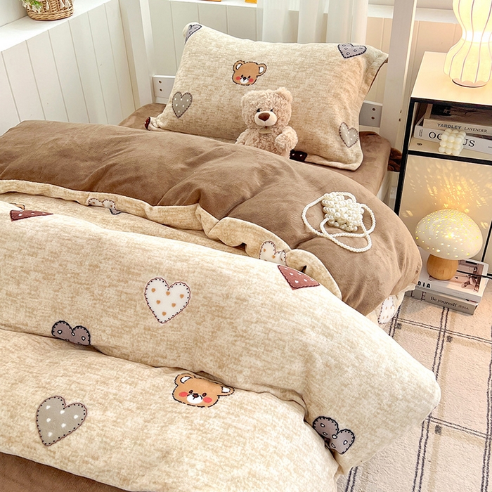 91家纺网 家纺一手货源 找家纺 卡普二店 2024新款牛奶绒学生三件套系列 萌萌熊