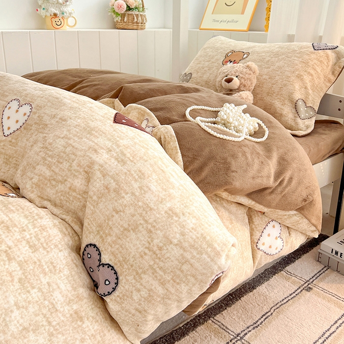 91家纺网 家纺一手货源 找家纺 卡普二店 2024新款牛奶绒学生三件套系列 萌萌熊