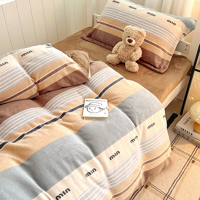 91家纺网 家纺一手货源 找家纺 卡普二店 2024新款牛奶绒学生三件套系列 米兰风尚