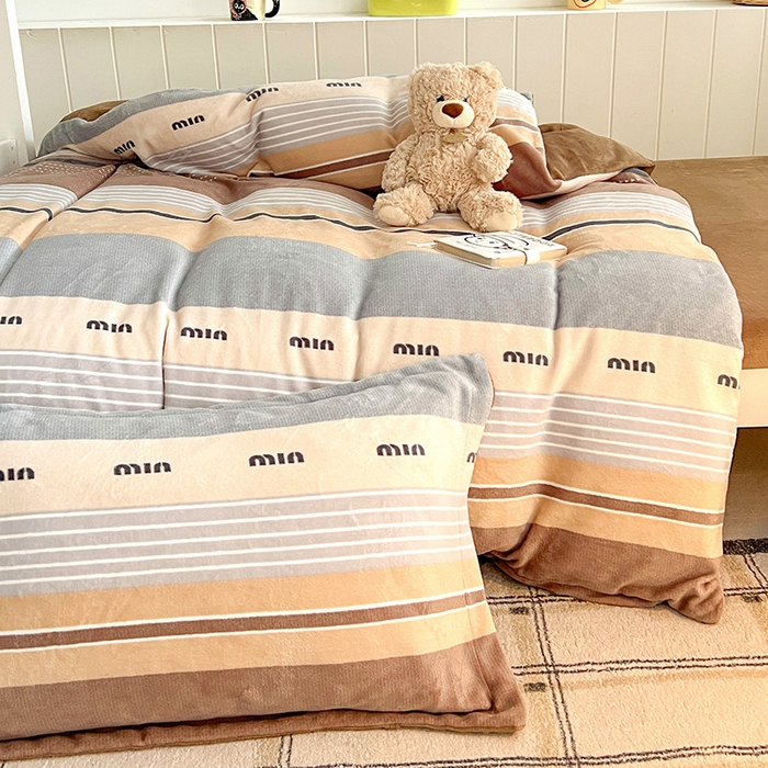 91家纺网 家纺一手货源 找家纺 卡普二店 2024新款牛奶绒学生三件套系列 米兰风尚