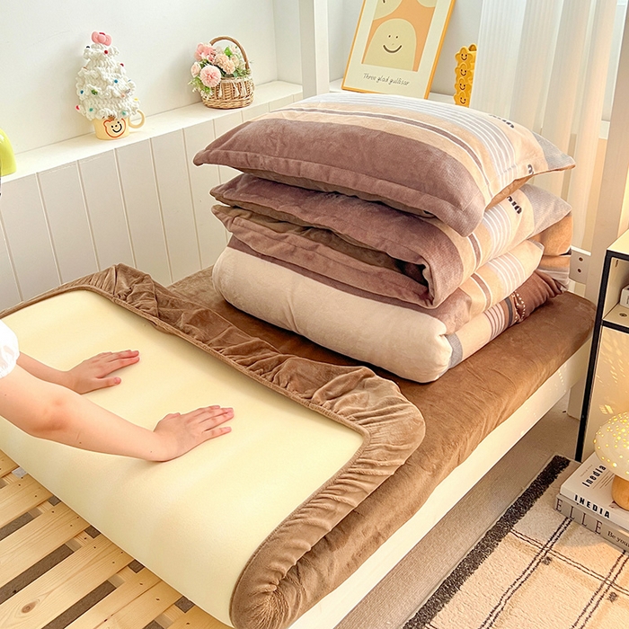 91家纺网 家纺一手货源 找家纺 卡普二店 2024新款牛奶绒学生三件套系列 米兰风尚