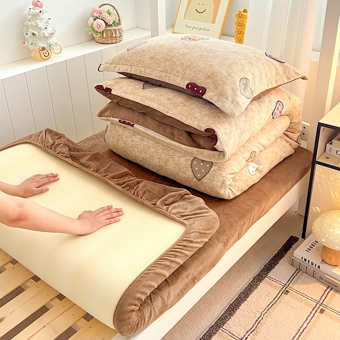 91家纺网 家纺一手货源 找家纺 卡普二店 2024新款牛奶绒学生三件套系列 米兰风尚