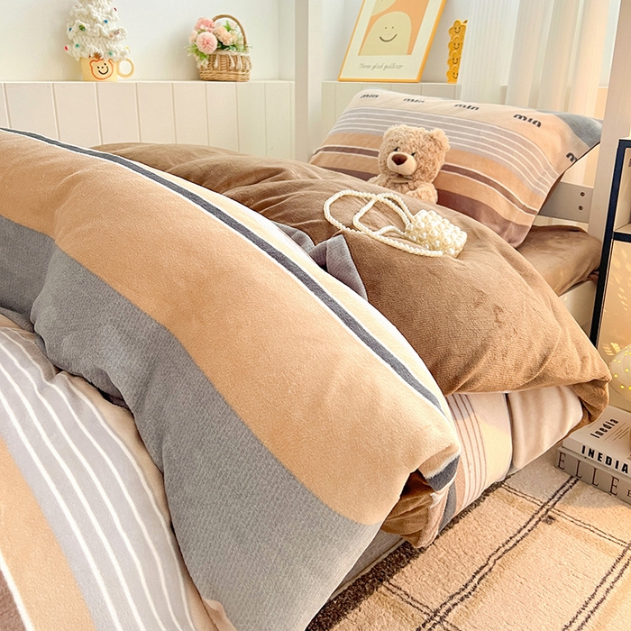 91家纺网 家纺一手货源 找家纺 卡普二店 2024新款牛奶绒学生三件套系列 米兰风尚