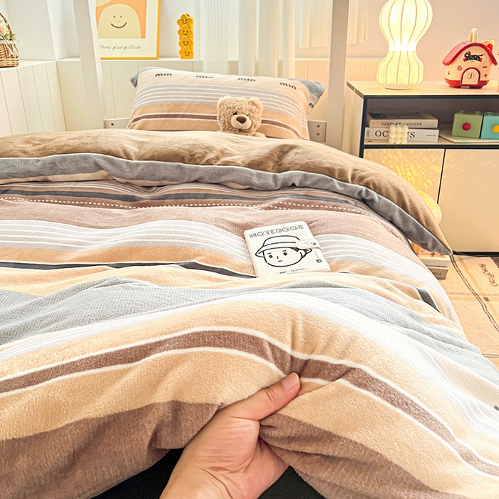 91家纺网 家纺一手货源 找家纺 卡普二店 2024新款牛奶绒学生三件套系列 米兰风尚