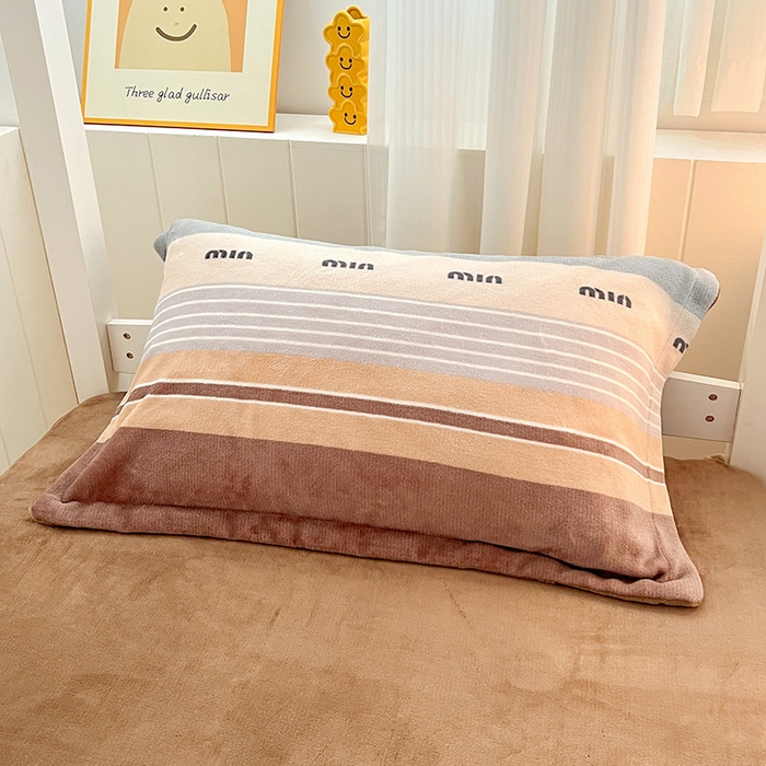 91家纺网 家纺一手货源 找家纺 卡普二店 2024新款牛奶绒学生三件套系列 米兰风尚