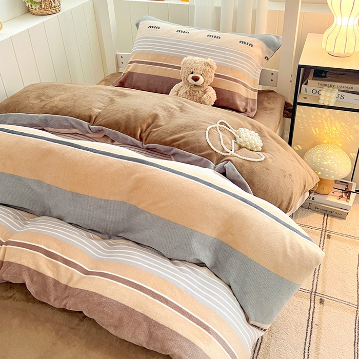 91家纺网 家纺一手货源 找家纺 卡普二店 2024新款牛奶绒学生三件套系列 米兰风尚