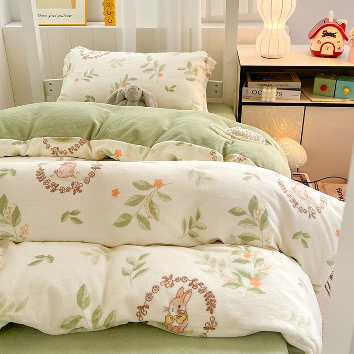 91家纺网 家纺一手货源 找家纺 卡普二店 2024新款牛奶绒学生三件套系列 森林小兔