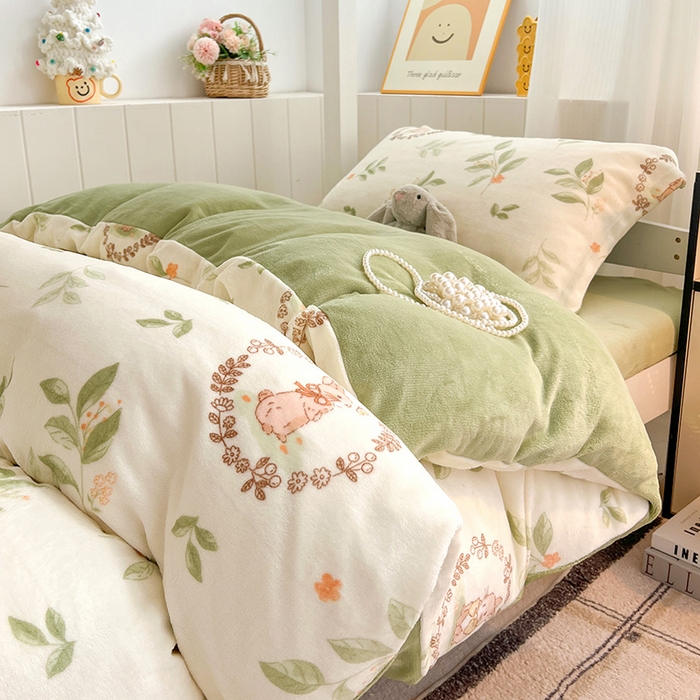 91家纺网 家纺一手货源 找家纺 卡普二店 2024新款牛奶绒学生三件套系列 森林小兔