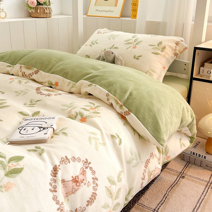 91家纺网 家纺一手货源 找家纺 卡普二店 2024新款牛奶绒学生三件套系列 森林小兔