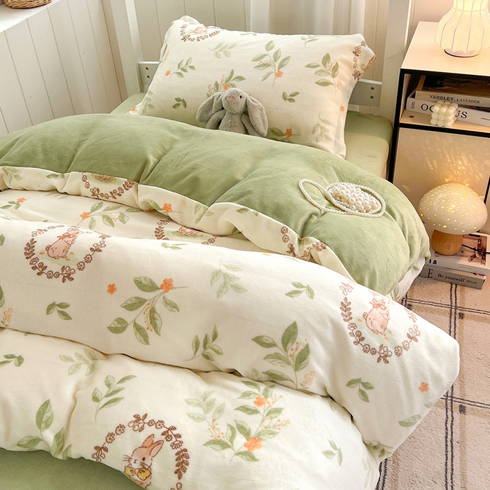 91家纺网 家纺一手货源 找家纺 卡普二店 2024新款牛奶绒学生三件套系列 森林小兔