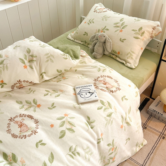 91家纺网 家纺一手货源 找家纺 卡普二店 2024新款牛奶绒学生三件套系列 森林小兔