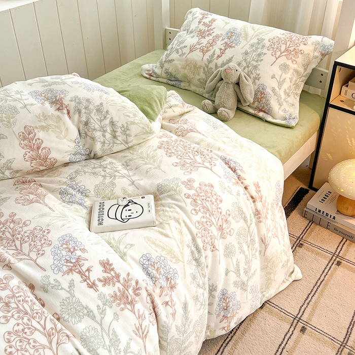 91家纺网 家纺一手货源 找家纺 卡普二店 2024新款牛奶绒学生三件套系列 幽兰花谷