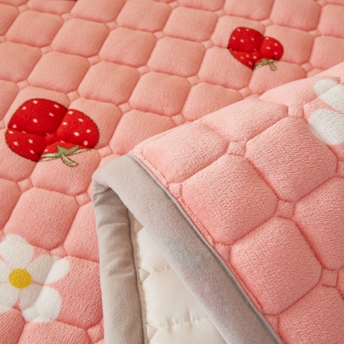 91家纺网 家纺一手货源 找家纺 奇丝雅 2025新款A类牛奶绒床褥床垫家用学生宿舍上下铺寝室软垫床护垫夹棉褥子-学生床套件 草莓物语