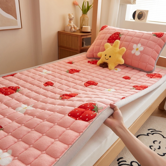 91家纺网 家纺一手货源 找家纺 奇丝雅 2025新款A类牛奶绒床褥床垫家用学生宿舍上下铺寝室软垫床护垫夹棉褥子-学生床套件 草莓物语