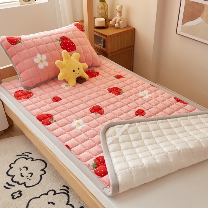 91家纺网 家纺一手货源 找家纺 奇丝雅 2025新款A类牛奶绒床褥床垫家用学生宿舍上下铺寝室软垫床护垫夹棉褥子-学生床套件 草莓物语