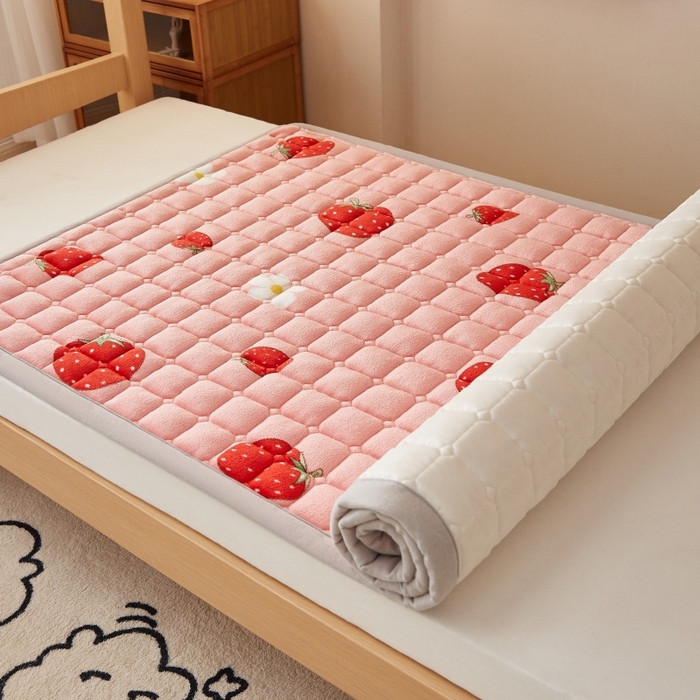 91家纺网 家纺一手货源 找家纺 奇丝雅 2025新款A类牛奶绒床褥床垫家用学生宿舍上下铺寝室软垫床护垫夹棉褥子-学生床套件 草莓物语