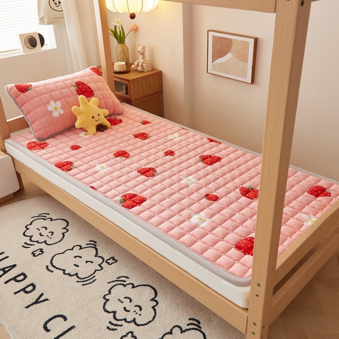 91家纺网 家纺一手货源 找家纺 奇丝雅 2025新款A类牛奶绒床褥床垫家用学生宿舍上下铺寝室软垫床护垫夹棉褥子-学生床套件 草莓物语