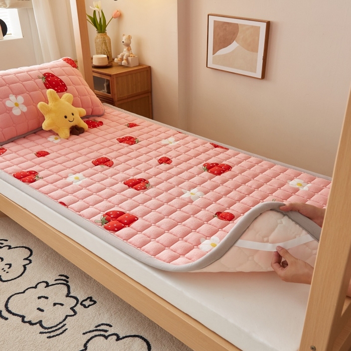 91家纺网 家纺一手货源 找家纺 奇丝雅 2025新款A类牛奶绒床褥床垫家用学生宿舍上下铺寝室软垫床护垫夹棉褥子-学生床套件 草莓物语