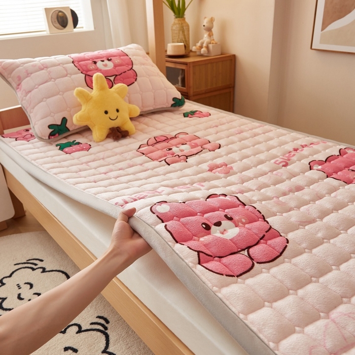 91家纺网 家纺一手货源 找家纺 奇丝雅 2025新款A类牛奶绒床褥床垫家用学生宿舍上下铺寝室软垫床护垫夹棉褥子-学生床套件 草莓熊