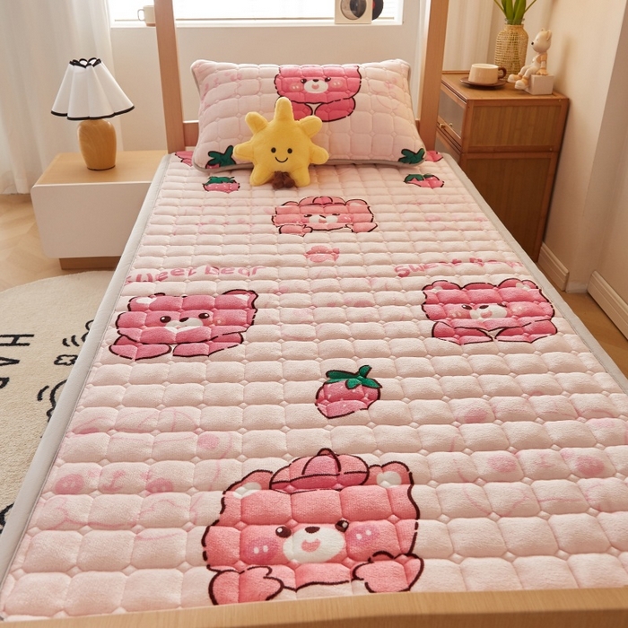 91家纺网 家纺一手货源 找家纺 奇丝雅 2025新款A类牛奶绒床褥床垫家用学生宿舍上下铺寝室软垫床护垫夹棉褥子-学生床套件 草莓熊