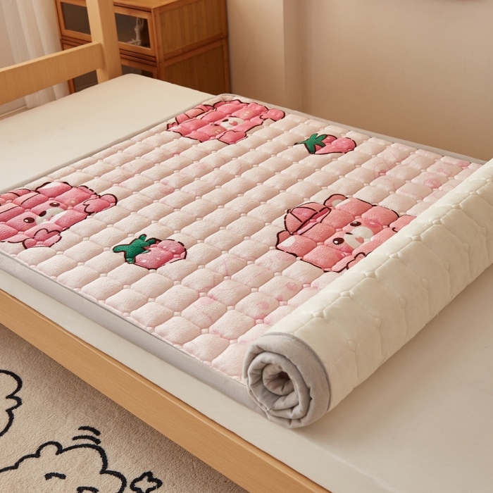 91家纺网 家纺一手货源 找家纺 奇丝雅 2025新款A类牛奶绒床褥床垫家用学生宿舍上下铺寝室软垫床护垫夹棉褥子-学生床套件 草莓熊