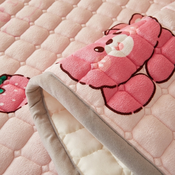 91家纺网 家纺一手货源 找家纺 奇丝雅 2025新款A类牛奶绒床褥床垫家用学生宿舍上下铺寝室软垫床护垫夹棉褥子-学生床套件 草莓熊