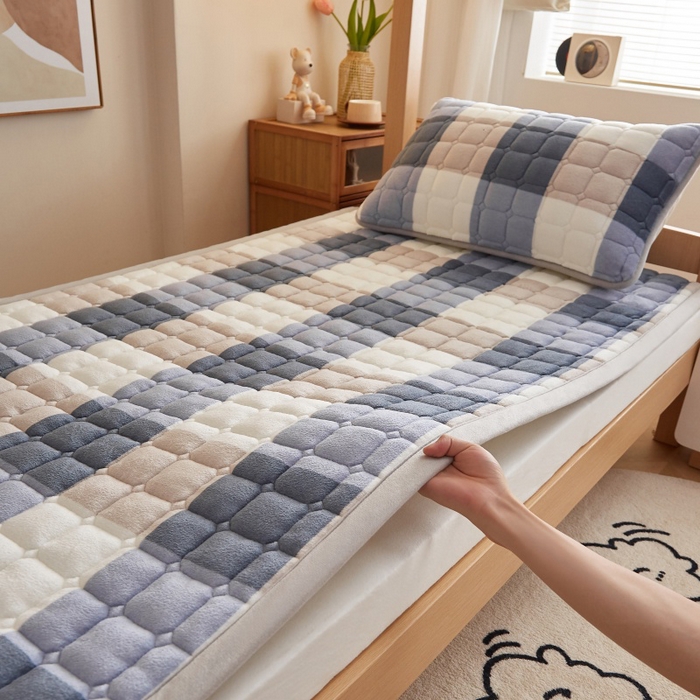 91家纺网 家纺一手货源 找家纺 奇丝雅 2025新款A类牛奶绒床褥床垫家用学生宿舍上下铺寝室软垫床护垫夹棉褥子-学生床套件 大蓝格